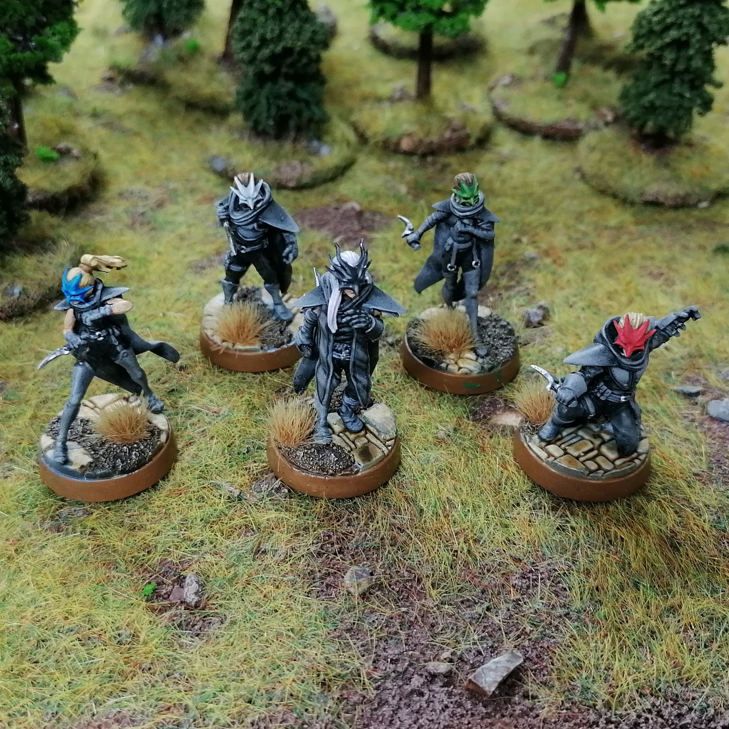 A photograph of painted miniatures of the Cult of Tiamat set of 5 dragon cult assassins